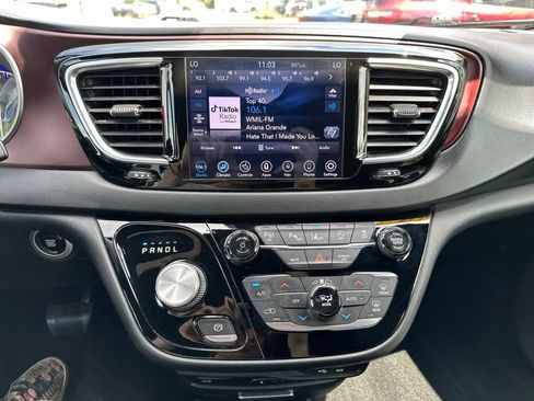 Used 2019 Chrysler Pacifica Touring-L FWD image 32