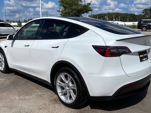 Used 2023 Tesla Model Y AWD image 3