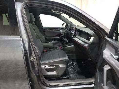 Used 2025 Volkswagen Tiguan SE R-Line image 34