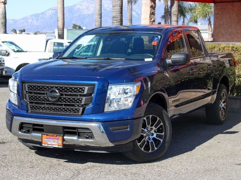 Used 2022 Nissan Titan SV image 4