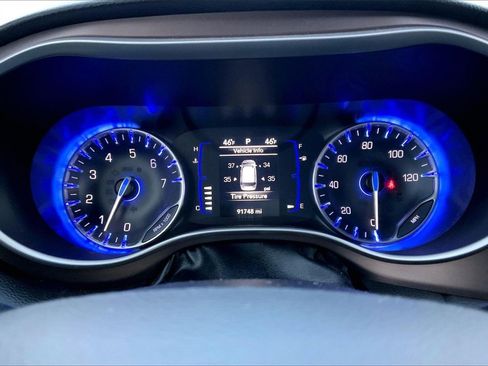 Used 2019 Chrysler Pacifica Touring-L image 14