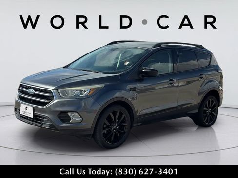 Used 2017 Ford Escape SE w/ Equipment Group 201A FWD image 3