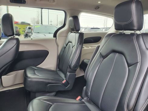 Used 2024 Chrysler Pacifica Touring-L FWD image 32