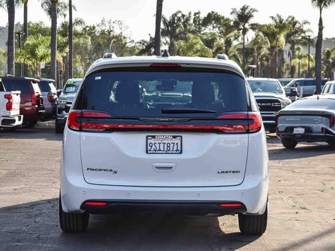Used 2025 Chrysler Pacifica Limited FWD image 5
