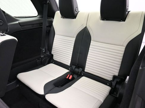 Used 2023 Land Rover Discovery HSE R-Dynamic AWD/4WD image 18