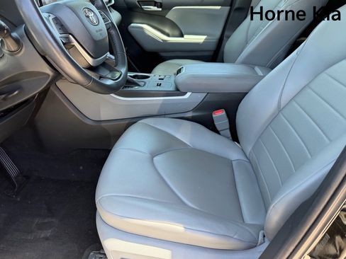 Used 2023 Toyota Highlander XLE FWD image 19