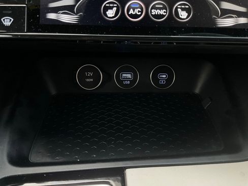 Used 2025 Genesis G70 2.5T image 25