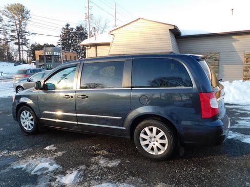 Used 2014 Chrysler Town & Country Touring image 6