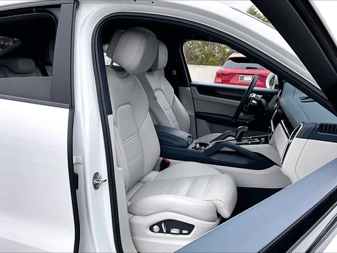 Used 2021 Porsche Cayenne Coupe image 8