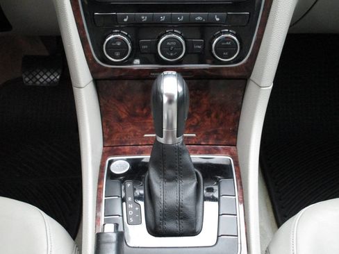 Used 2013 Volkswagen Passat TDI SEL Premium FWD image 20