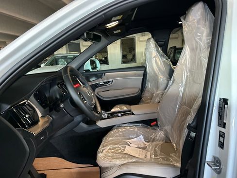 New 2026 Volvo XC90 B6 Plus w/ Protection Package Premier image 10