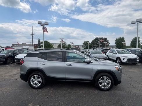 Used 2023 GMC Terrain SLE w/ Driver Convenience Package FWD image 4