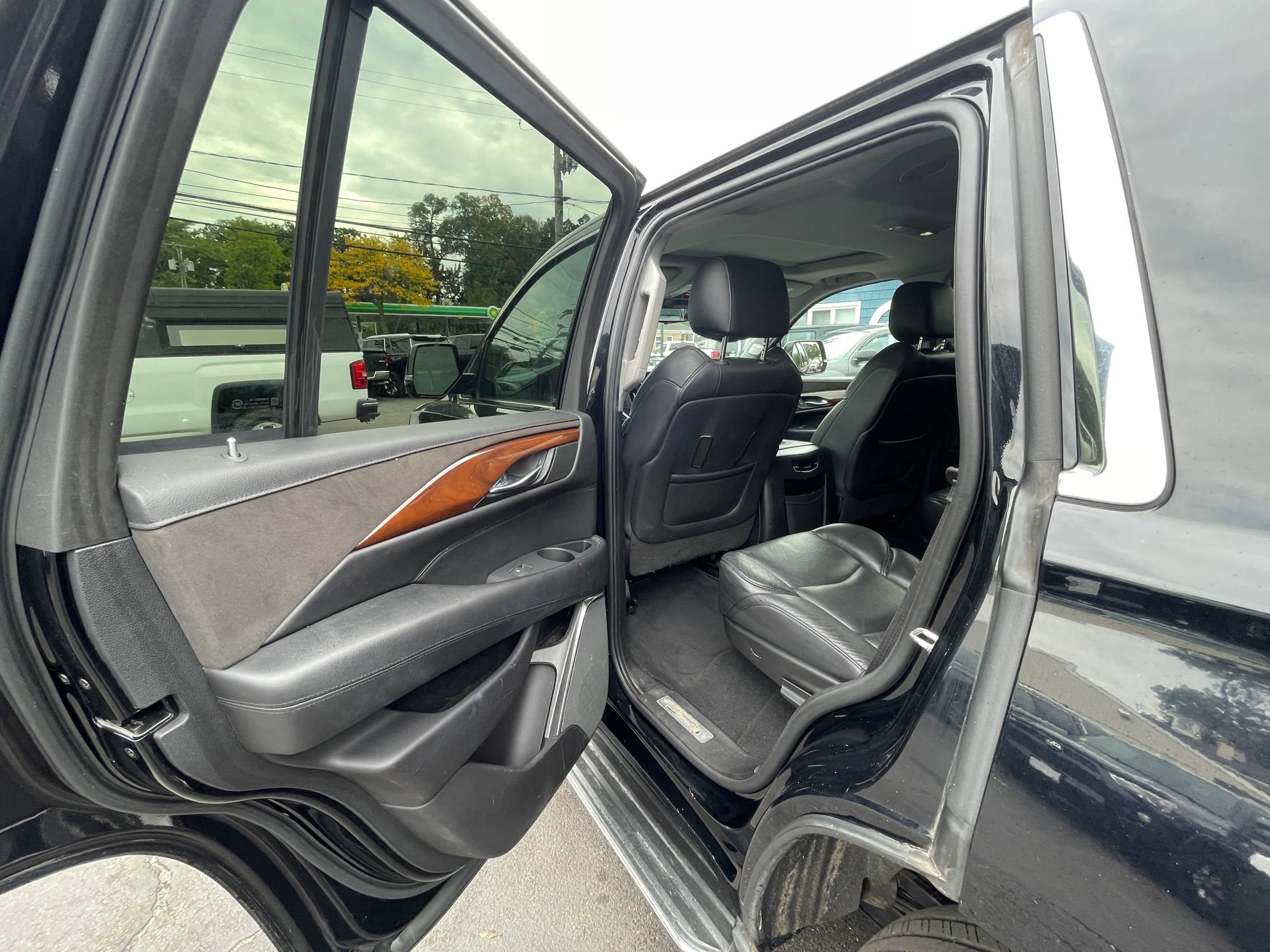 Used 2018 Cadillac Escalade Luxury AWD/4WD image 18