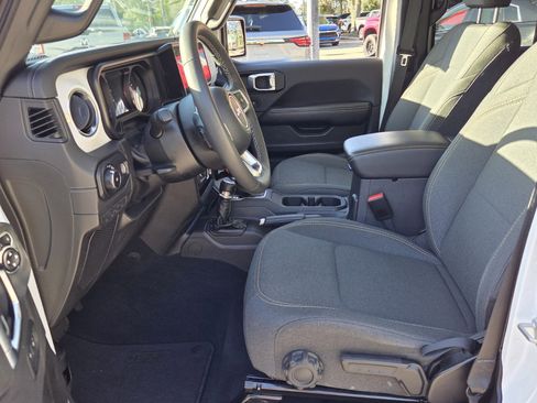 Used 2025 Jeep Wrangler Unlimited Sahara AWD/4WD image 12