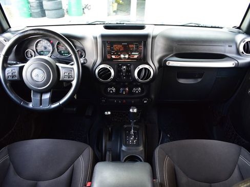 Used 2017 Jeep Wrangler Unlimited Rubicon w/ Connectivity Group AWD/4WD image 23