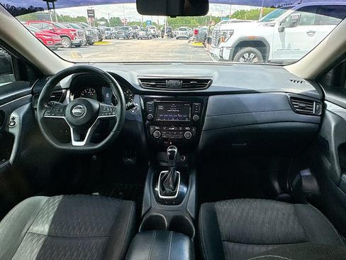 Used 2018 Nissan Rogue SV FWD image 3
