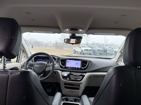 Used 2024 Chrysler Pacifica Touring-L image 17