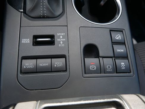 Used 2024 Toyota Highlander LE AWD/4WD image 27