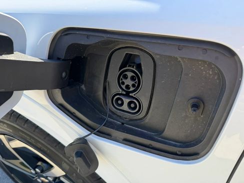 Used 2025 Chevrolet Equinox EV LT w/ LPO, Blackout Package image 2