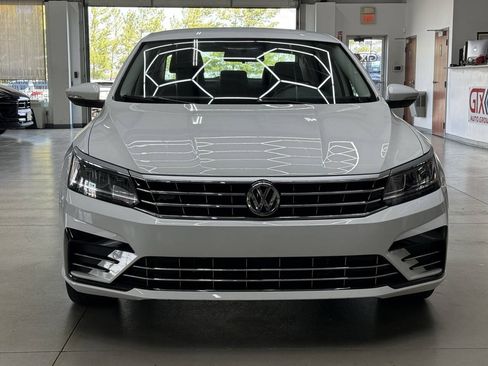 Used 2018 Volkswagen Passat 2.0T R-Line w/ R-Line Lighting Package FWD image 4
