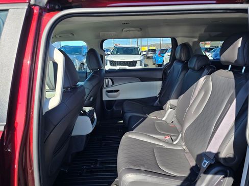 Used 2024 Kia Carnival LX FWD image 16