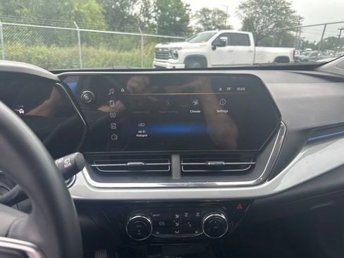 Used 2025 Chevrolet Trax LT w/ LT Convenience Package FWD image 11