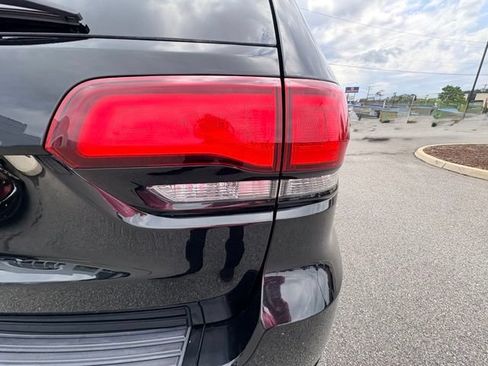 Used 2018 Jeep Grand Cherokee Altitude AWD/4WD image 16