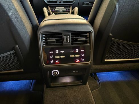 Used 2024 Porsche Cayenne Coupe image 34