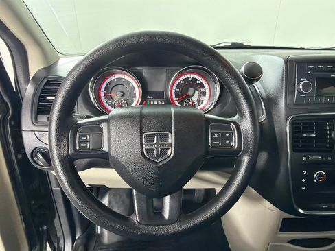 Used 2016 Dodge Grand Caravan American Value Package FWD image 11
