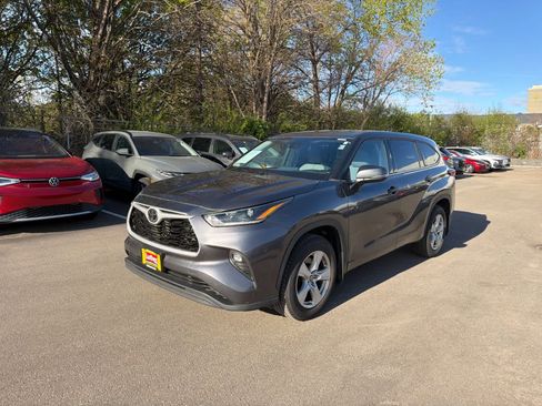 Used 2021 Toyota Highlander LE AWD/4WD image 4