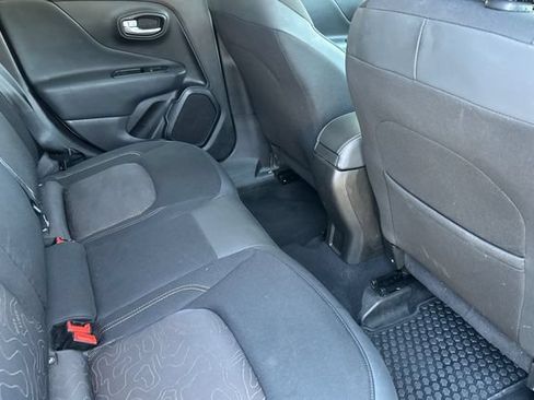 Used 2023 Jeep Renegade Latitude AWD/4WD image 18