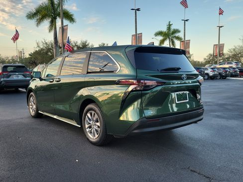 Used 2025 Toyota Sienna XLE image 8