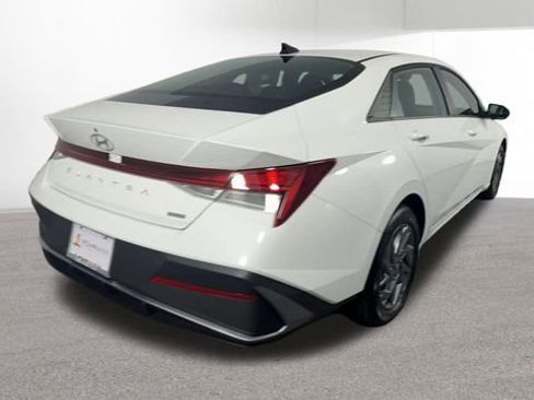Used 2025 Hyundai Elantra Hybrid FWD image 9