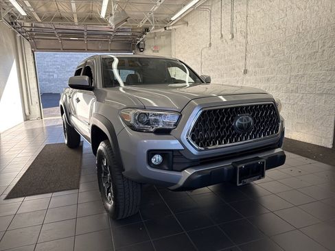 Used 2018 Toyota Tacoma TRD Off-Road image 2
