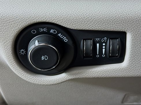 Used 2023 Chrysler Pacifica Touring-L FWD image 9