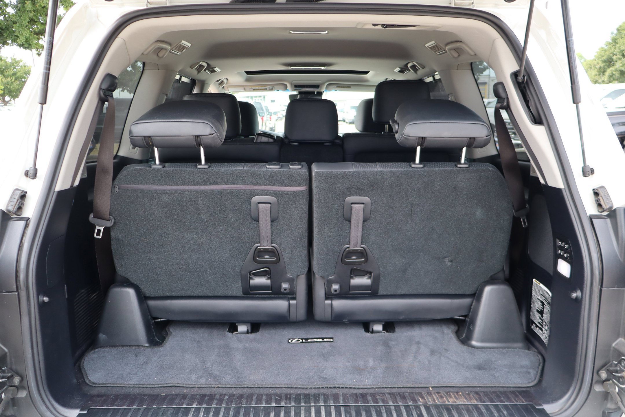Used 2019 Lexus LX 570 4WD w/ Luxury Package image 33