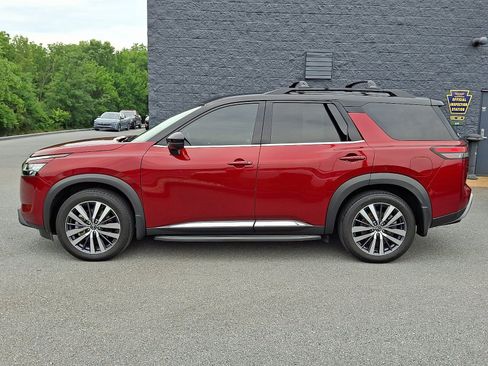 Certified 2022 Nissan Pathfinder Platinum w/ Cargo Package AWD/4WD image 4