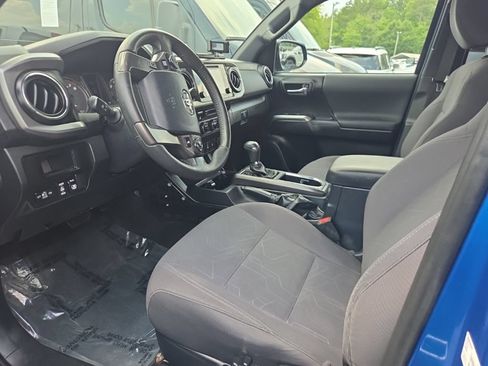 Used 2017 Toyota Tacoma TRD Off-Road AWD/4WD image 3