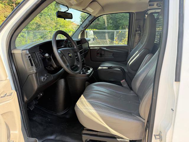 Used 2015 Chevrolet Express 2500 RWD image 17