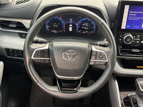 Certified 2024 Toyota Highlander Limited FWD image 11