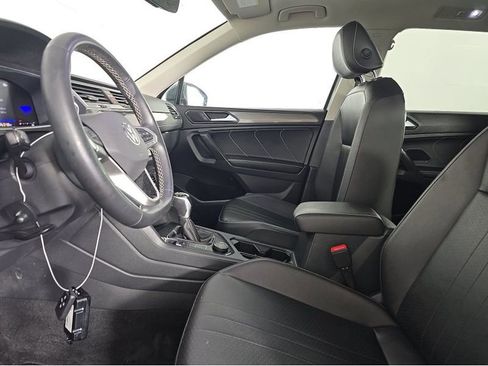 Used 2022 Volkswagen Tiguan SE w/ Panoramic Sunroof Package AWD/4WD image 11
