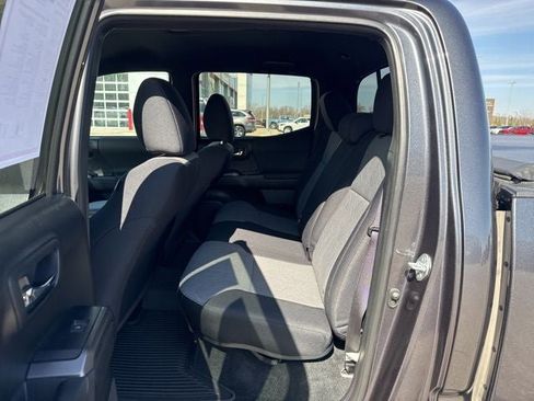 Certified 2021 Toyota Tacoma TRD Off-Road AWD/4WD image 17
