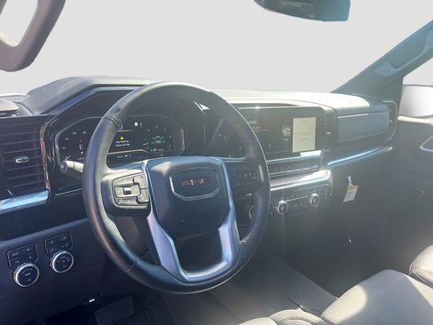 Used 2023 GMC Sierra 1500 SLT w/ X31 Off-Road Package AWD/4WD image 9
