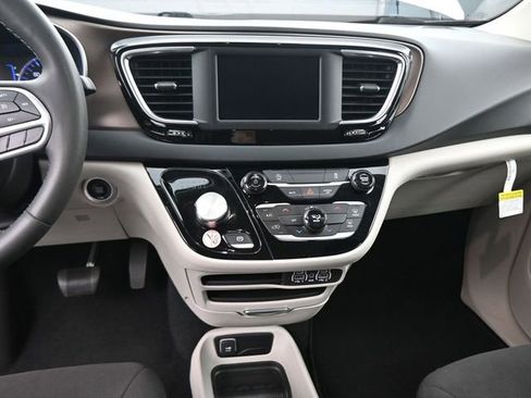Used 2023 Chrysler Voyager LX FWD image 21