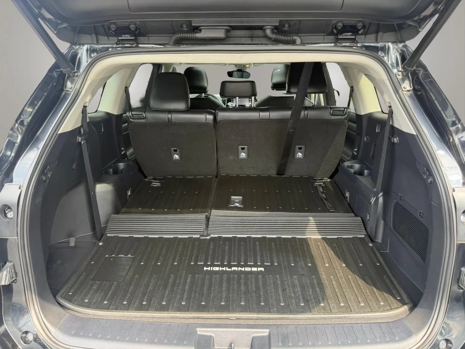 Used 2021 Toyota Highlander XLE AWD/4WD image 41