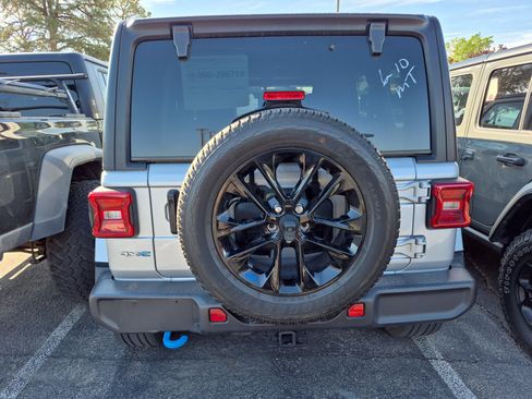 Used 2023 Jeep Wrangler Unlimited Sahara AWD/4WD image 9