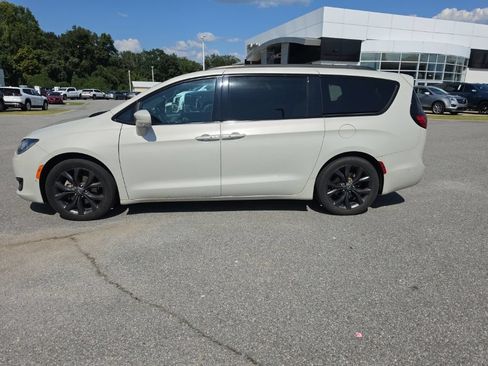 Used 2020 Chrysler Pacifica Touring-L w/ Advanced Safetytec Group FWD image 5
