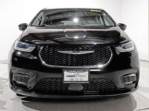 Used 2024 Chrysler Pacifica Touring-L FWD image 2