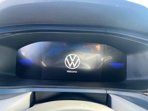 Used 2023 Volkswagen Taos SE w/ Panoramic Sunroof Package FWD image 10