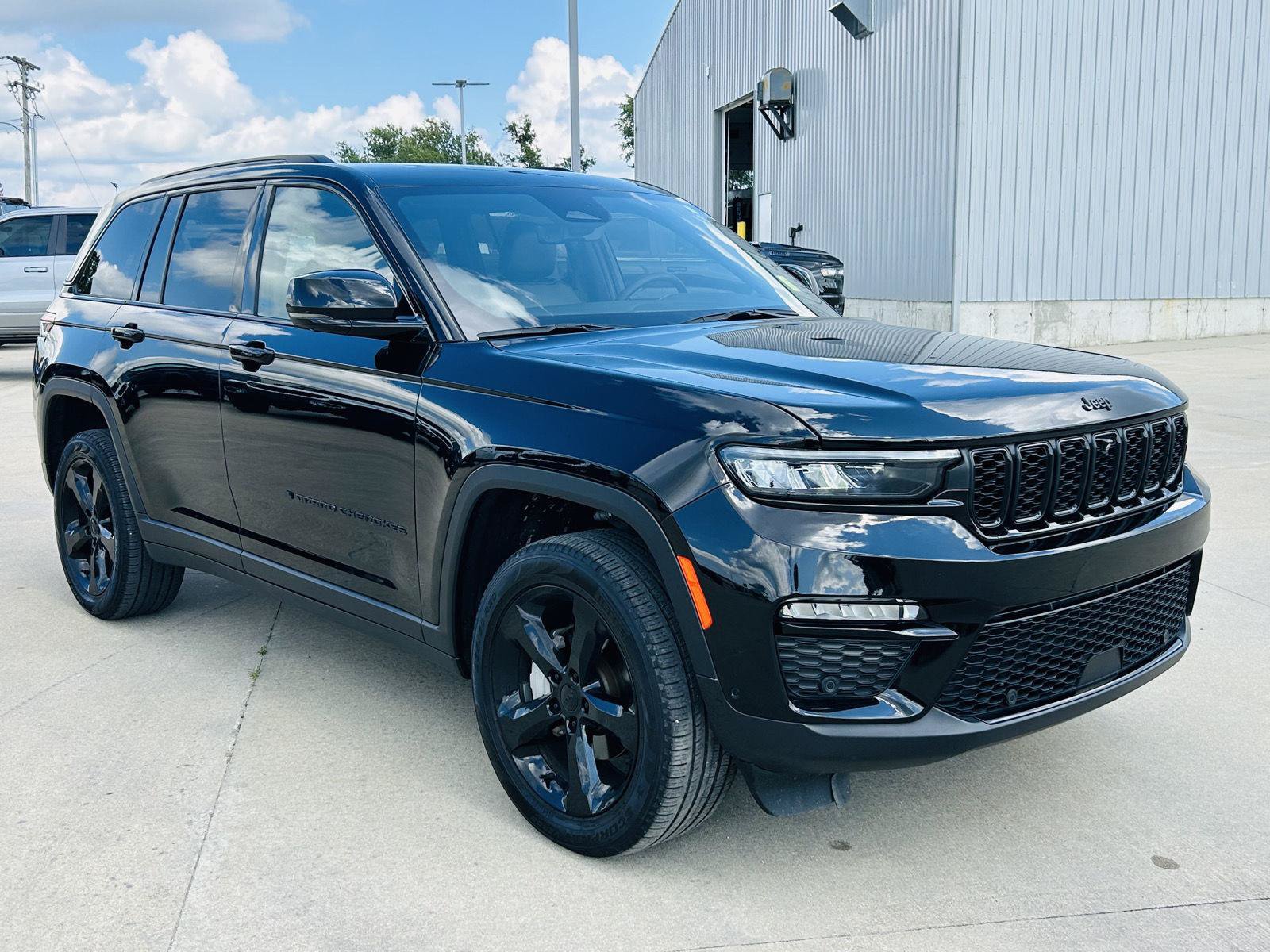 Used 2024 Jeep Grand Cherokee Limited w/ Luxury Tech Group II AWD/4WD image 2